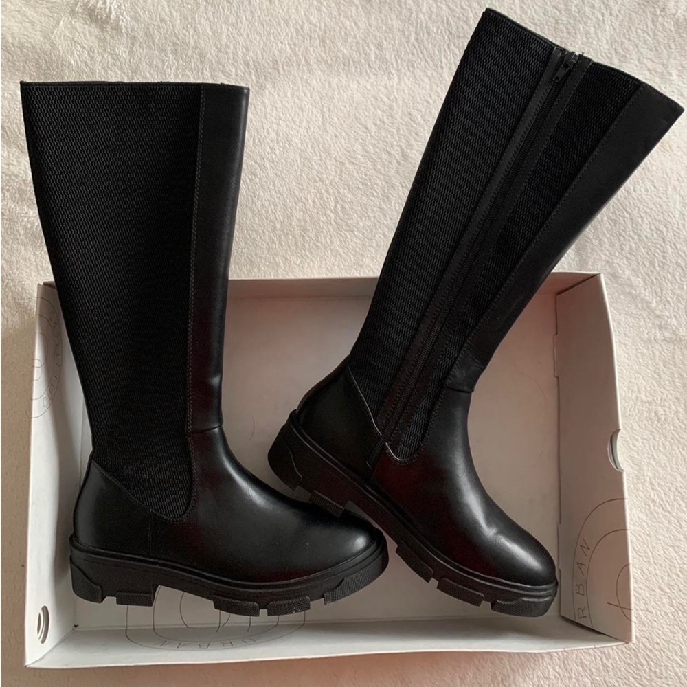 Urban Outfitters Becky Riding boots in black. Size women’s 9